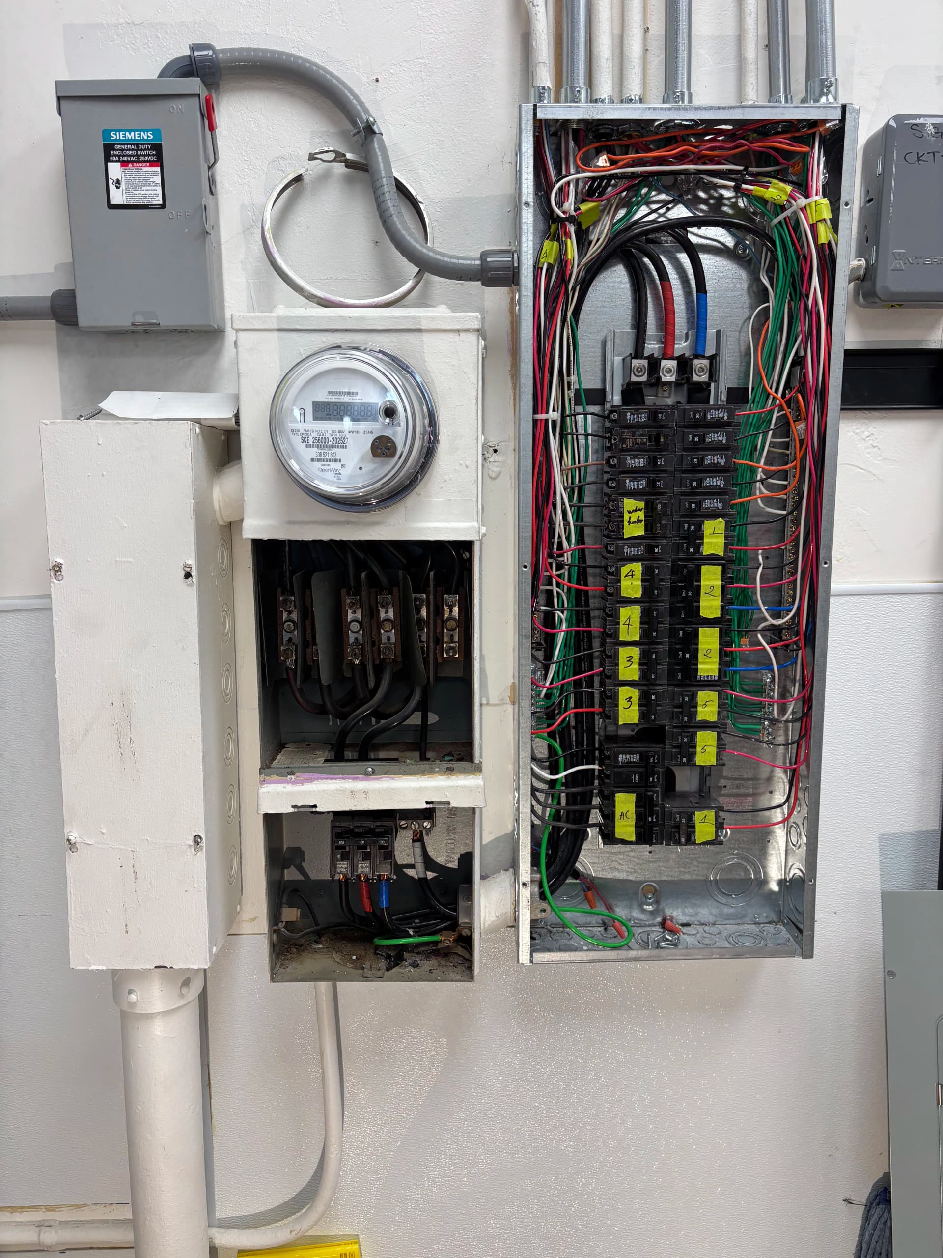 Gallery photos for Commercial Electrical Service Upgrade from 100 to 200 Amp: Image #1